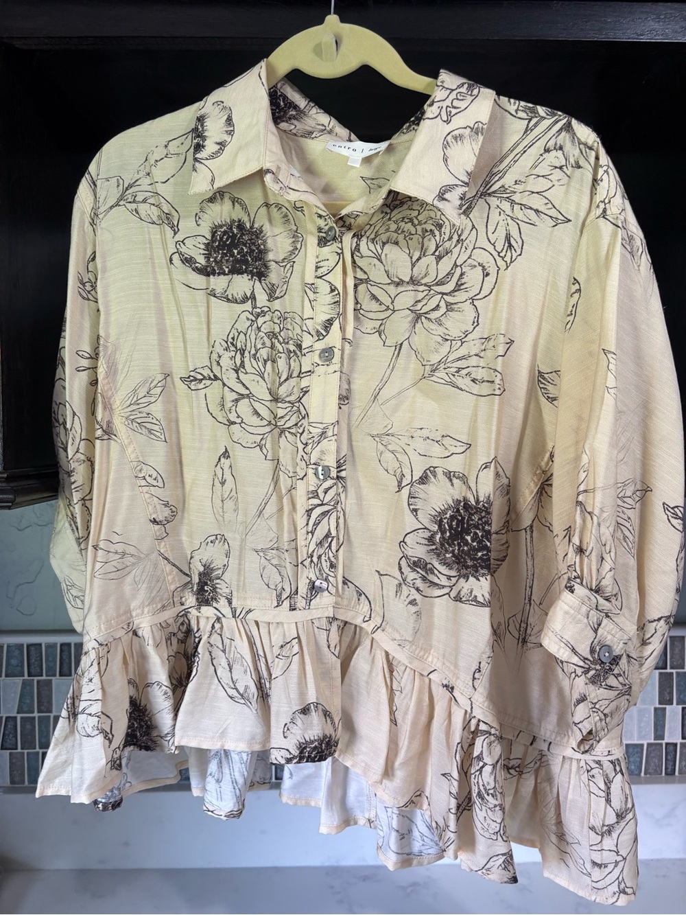 entro Cream Floral Button-Front Peplum Blouse